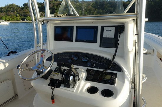 ovladaci pult trollingove lode Boston Whaler ovladaci pult trollingove lode Boston Whaler