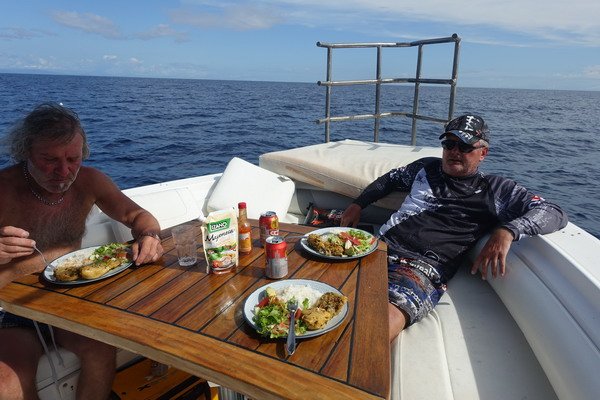 obed na palube lode Boston Whaler obed na palube lode Boston Whaler