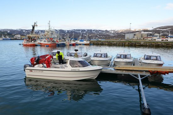 lode Smartliner v kotvisti u apartma Botsfjord