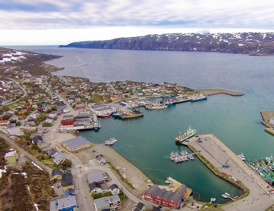 Botsfjord - pohled na pristav, mestecko a fjord Botsfjord - pohled na pristav, mestecko a fjord