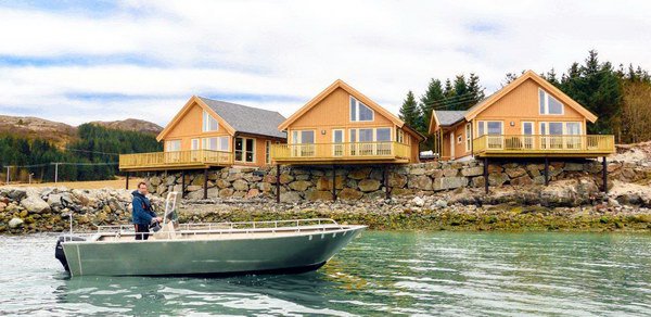 lod 5,75 m s motorem 60 HP pred domky Somnesvika lod 5,75 m s motorem 60 HP pred domky Somnesvika