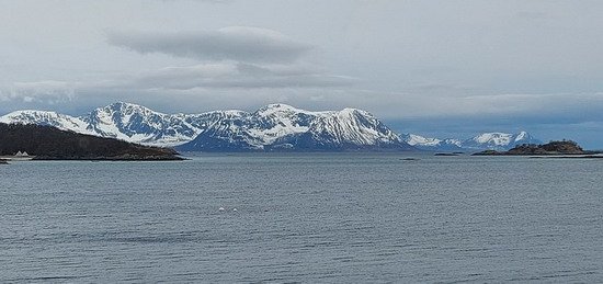 pobrezi Vesteralu pri pohledu od Grotaver-Elgsnes