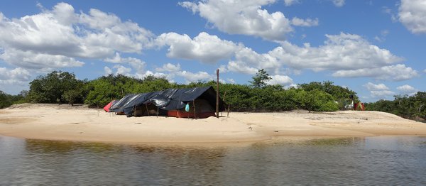 stanovy tabor na brehu reky