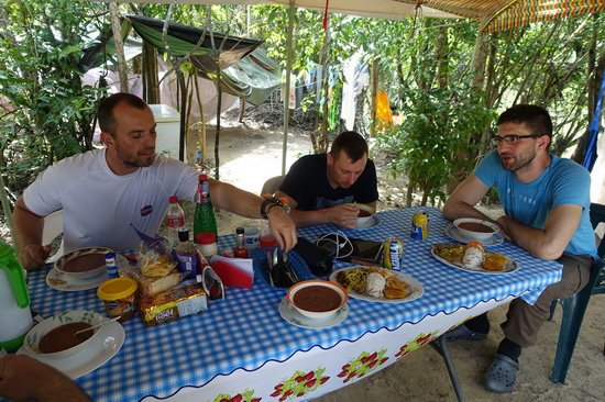 k obedu fazolova polevka, kousek masa se zeleninou, ryzi a smazenym bananem