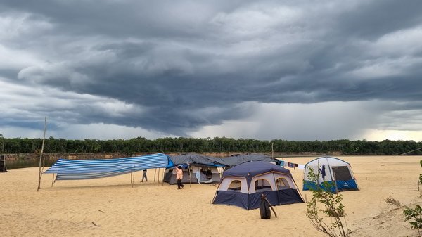 tabor na ricni plazi pred bourkou