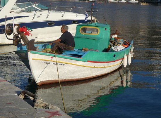 svet mistnich rybaru i bohatych turistu