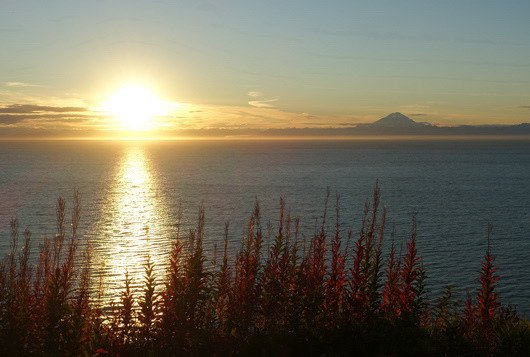 vecerni vyhled z poloostrova Kenai pres Cook Inlet na horu Mt.Redoubt