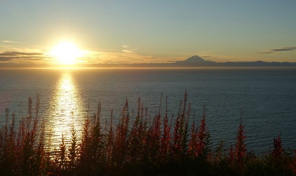 vecerni vyhled z Kenai Clum Lodge pres Cook Inlet na horu Mt.Redoubt 3108 m