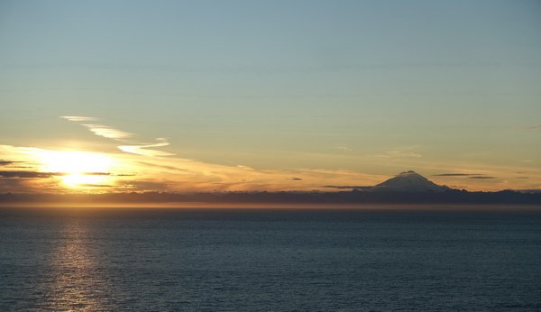 vecerni vyhled z Kenai Clum Lodge pres Cook Inlet na horu Mt.Redoubt 3108 m