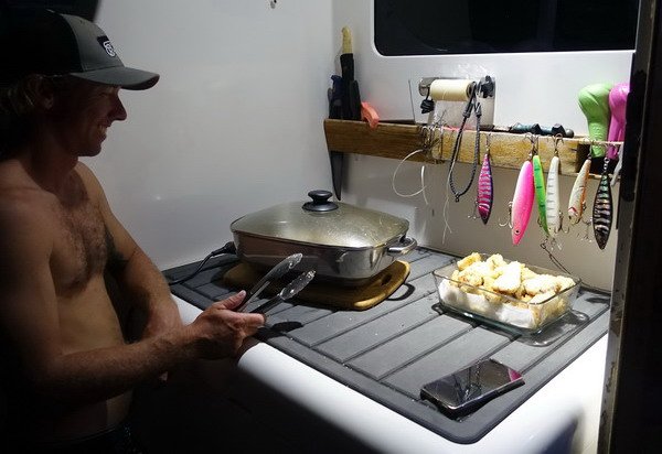 peceni rybich rizku v remosce na lodni zadi peceni rybich rizku v remosce na lodni zadi