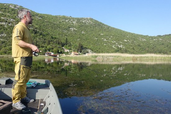 privlac na hlavnim kanalu pred Kuti Fishing Lodge privlac na hlavnim kanalu pred Kuti Fishing Lodge