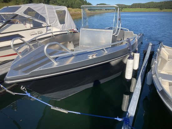 Hliníková loď délky 6m s echolotem-GPS a motorem 90 HP Hliníková loď délky 6m s echolotem-GPS a motorem 90 HP