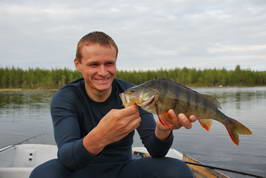 jezero Samsjon - okoun 39 cm, cerven