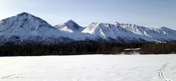 breznovy pohled na Dalton Trail Lodge ze zamrzleho jezera Dezadeash