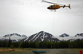 Transport lode helikopterou k jezeru Transport lode helikopterou k jezeru