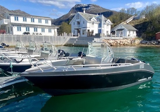 lod Kaasboll delky 6 m s echolotem-GPS a motorem o vykonu 90 HP