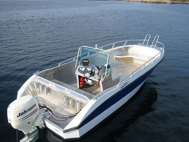 Lod Kasbol delky 5,75 m s echolotem-GPS-plotrem a motorem 50 HP Lod Kasbol delky 5,75 m s echolotem-GPS-plotrem a motorem 50 HP