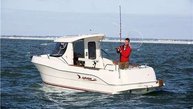 Arvor - lod delky 5,5-7 m s kabinou echolotem-GPS-plotrem a motorem 80-120 HP, ilustracni foto Arvor - lod delky 5,5-7 m s kabinou echolotem-GPS-plotrem a motorem 80-120 HP, ilustracni foto