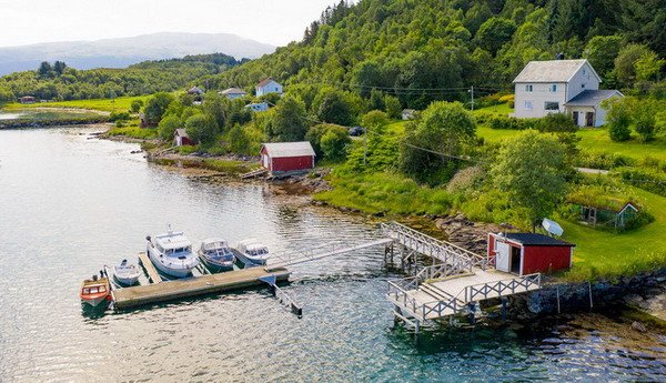 domek Vikalia a kotviste lodi