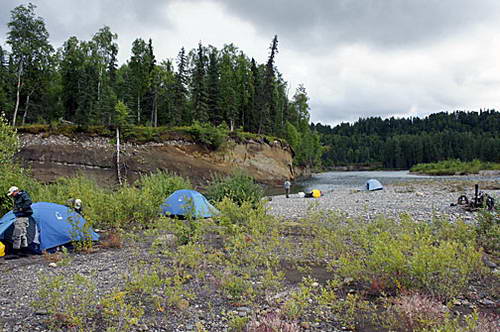 Lake Creek - rafting, tabor na brehu reky