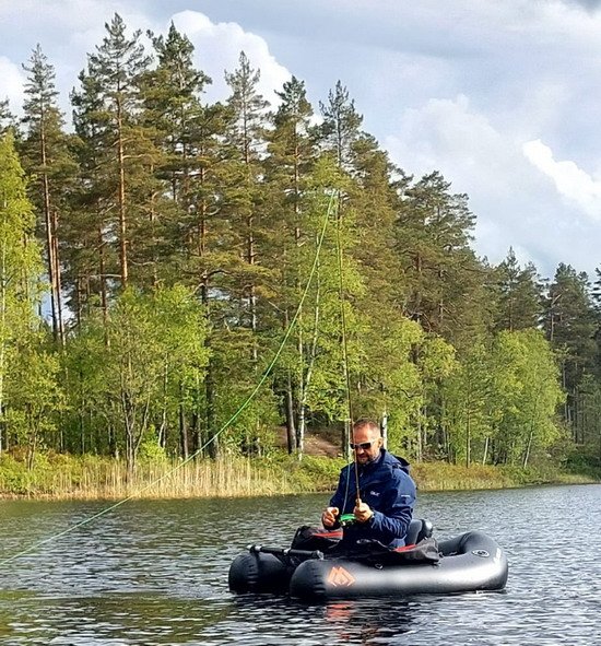 Rybolov z bellyboatu na jednom z hokensaských jezer