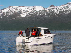 lod Ocquetau s kabinou, echo-GPS-plotter, naftovy motor lod Ocquetau s kabinou, echo-GPS-plotter, naftovy motor