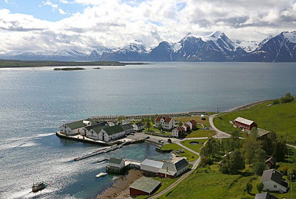 Havnnes, Lyngenfjord a Lyngenske Alpy v pozadi Havnnes, Lyngenfjord a Lyngenske Alpy v pozadi
