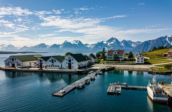 Havnnes, Lyngenfjord a Lyngenské alpy v pozadí