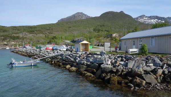 domek Bua u kotviste lodi ve Skrolsvik