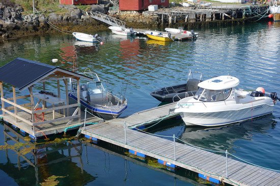 Skrolsvik - lode Dolmoy a Kverno u mola a pristresku na cisteni ryb