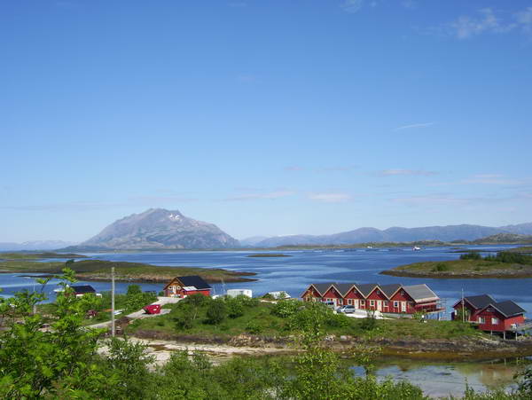Hestoysund - pohled pres domky k pevnine Hestoysund - pohled pres domky k pevnine