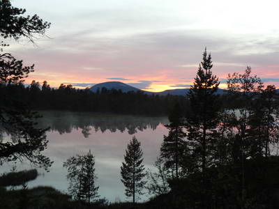 pulnocni slunce nad horami svedskeho kraje Harjedalen pulnocni slunce nad horami svedskeho kraje Harjedalen