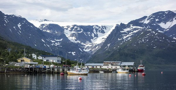 pohled na osadu Nusvag a ledovec Oksfjordjokelen v pozadi