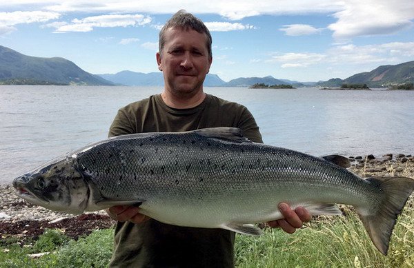 losos 9 kg (95 cm) uloveny na pilkr 120 g v Tingvollfjordu