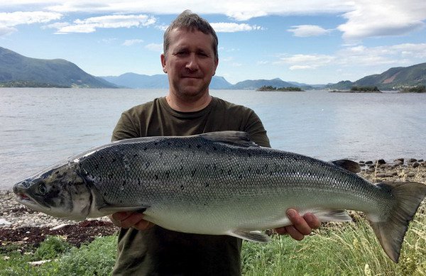 losos 9 kg (95 cm) uloveny na pilkr 120 g v Tingvollfjordu losos 9 kg (95 cm) uloveny na pilkr 120 g v Tingvollfjordu