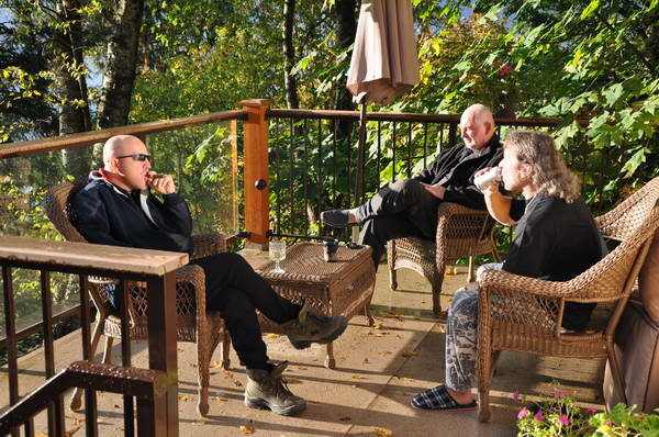 vecerni relaxace na terase pensionu u reky vecerni relaxace na terase pensionu u reky