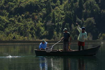 jezero Lago Claro - rybareni z veslice