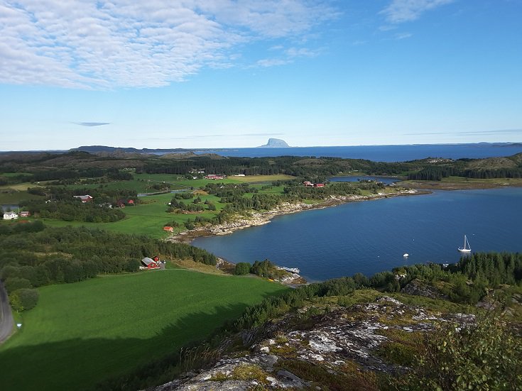 Výhled na chatu Lokta a Lovund