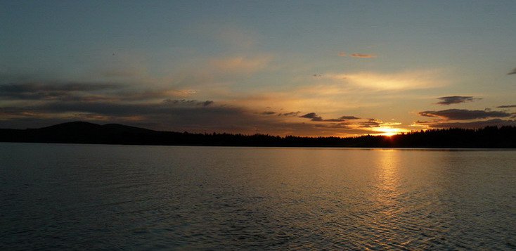 pulnocni slunce nad jezerem