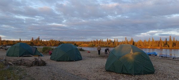 tabor na brehu dolniho toku reky Alagnak
