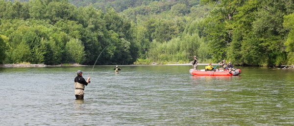 raft cekajici na rybare