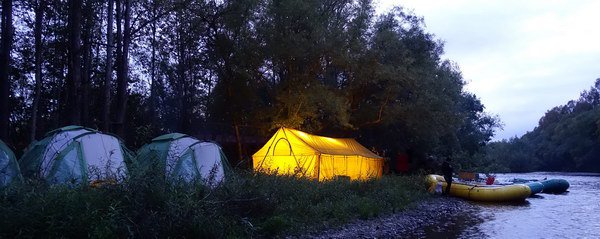 vecerni tabor na brehu reky