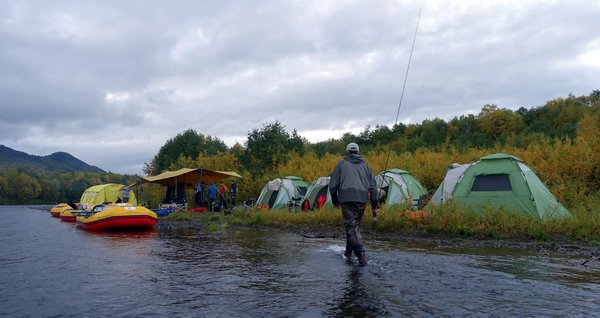 tabor na brehu reky - river camp