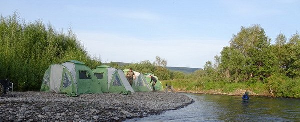 stanovy tabor na brehu reky