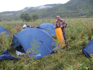 tabor na brehu reky - tent camp