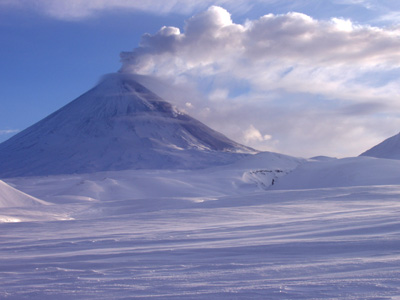 zima na Kamcatce - vulkan Avaca