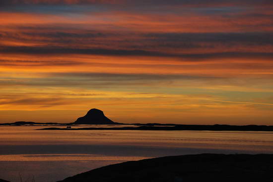 zapad slunce nad ostrovem Lovund