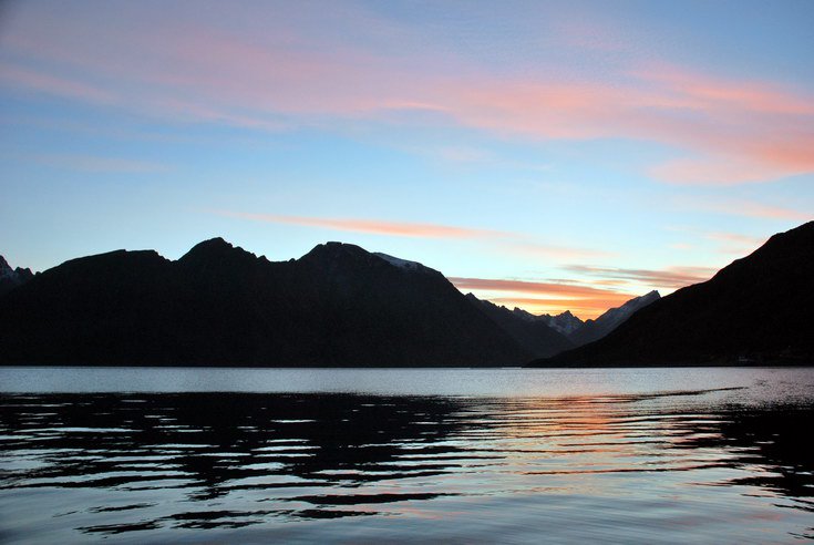 rijen na Loppe - 6.00 rano, svitani nad osadou Sor-Tverrfjord rijen na Loppe - 6.00 rano, svitani nad osadou Sor-Tverrfjord
