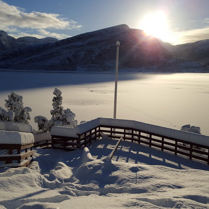 unor na brehu zamrzleho fjordu