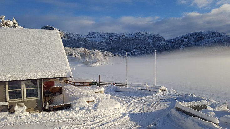domek Bremanger v unoru - zamrzly fjord